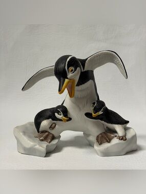 Franklin Mint Penguin
Figurine Which Way? Hand Painted Porcelain 1992